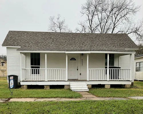 2504 Avenue H Photo 1