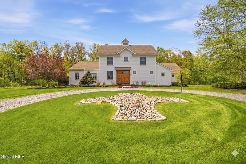 2nd image of 13 Saratoga Farm Road