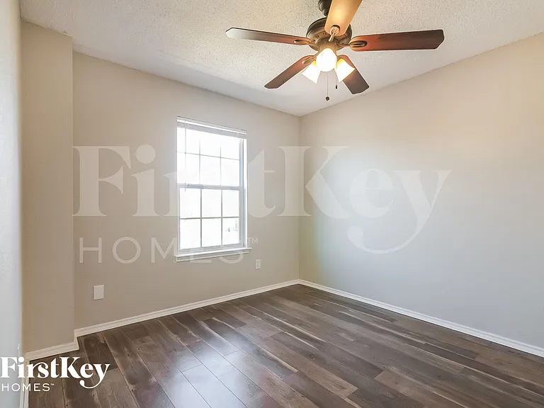 916 Simi Dr — Photo 12