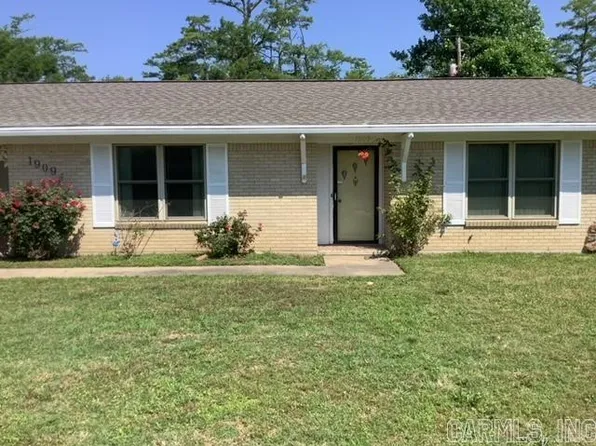 1909 Collegiate Cir, Pine Bluff, AR 71601