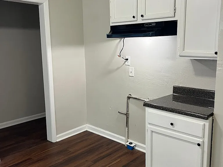 2292 Redwood Ave — Photo 5
