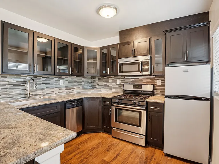 3528 W Adams Blvd — Photo 2