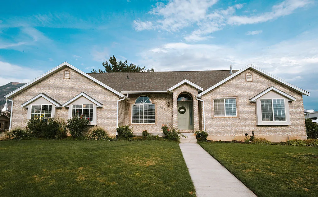 5 bed, 3.5 bath, 3940 sqft, $3,200 — Photo 1