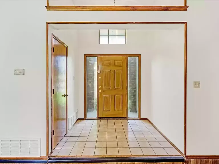 810 Castleview Dr — Photo 8
