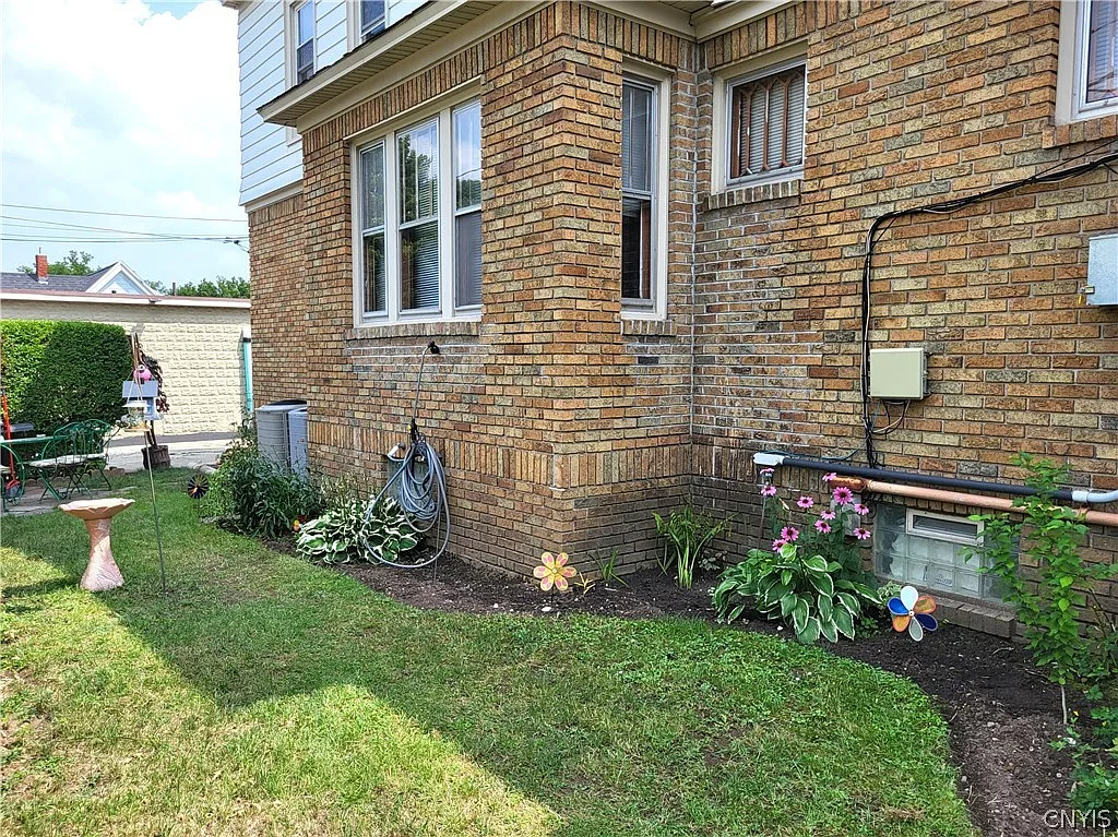 4 bed, 1.0 bath, 2056 sqft, $1,800 — Photo 3