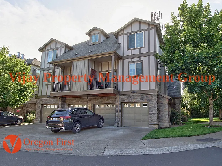 825 NE Wheelock Pl — Photo 2