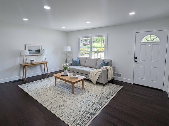 3rd image of 2457 Parkland Dr