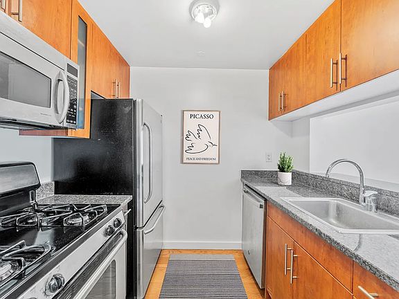 3rd image of 260 W 54th St APT 12G