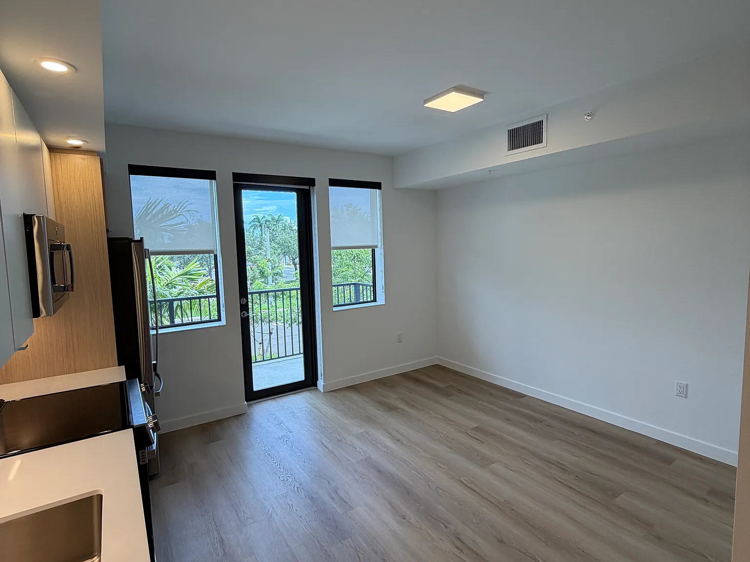 Studio, 570 sqft, $1,921 — Photo 4
