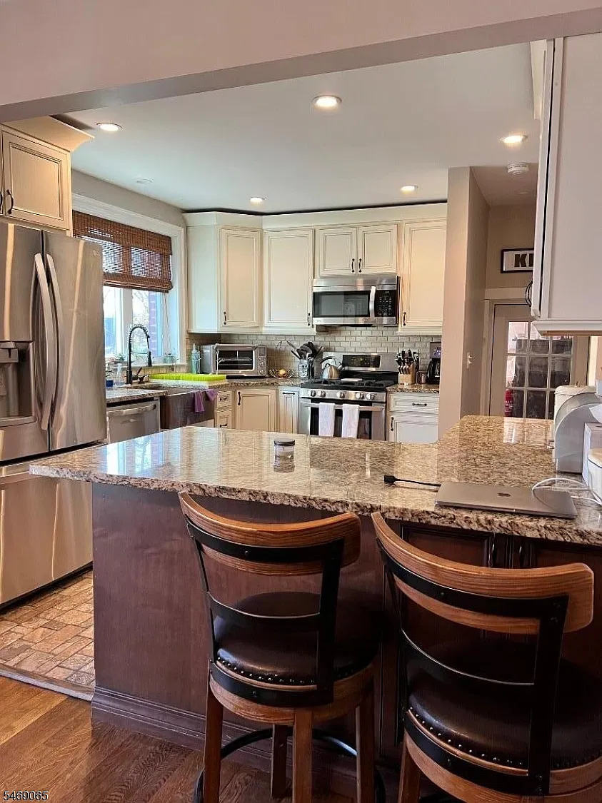 3 bed, 1.5 bath, $3,800 — Photo 4