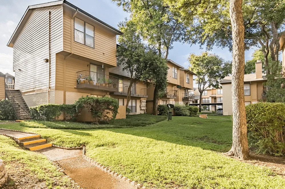 Regal Court Apartments — Photo 3