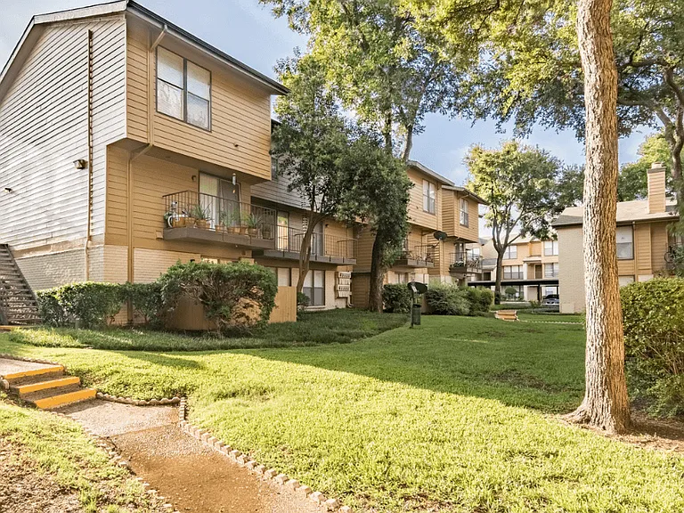 Regal Court Apartments — Photo 3
