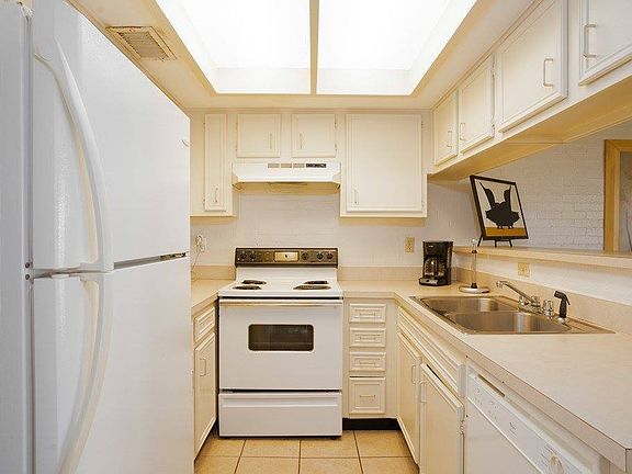 5th image of 1400 Gulf Blvd Unit 202