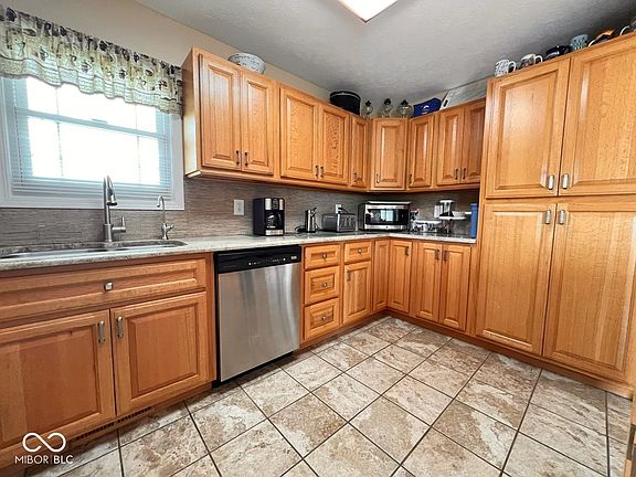 5th image of 2600 Laurelwood Dr