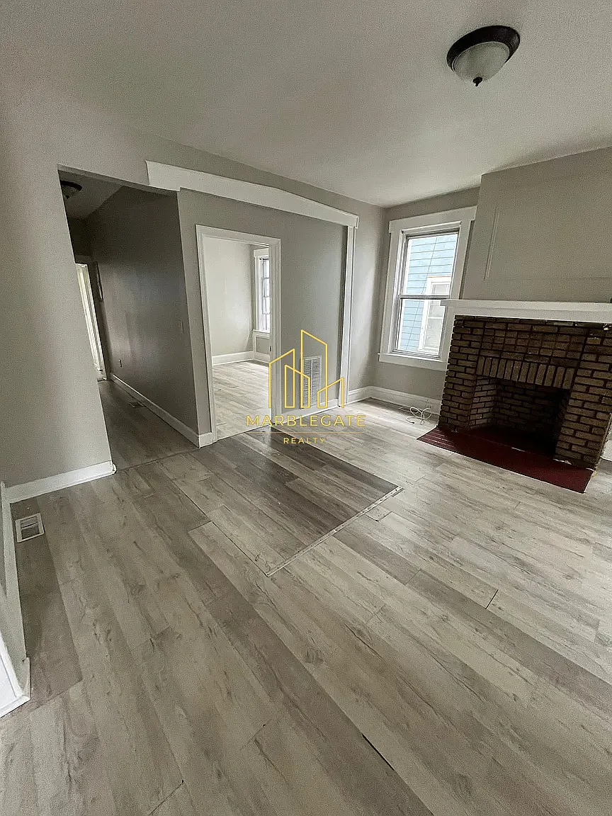 4 bed, $2,300 — Photo 2