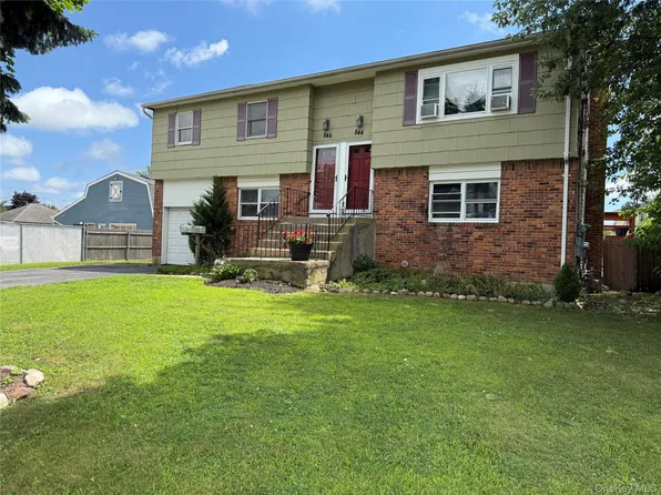 846 Conklin St, Farmingdale, NY 11735