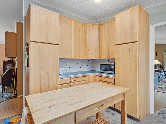 5th image of 985 Hollyridge Dr