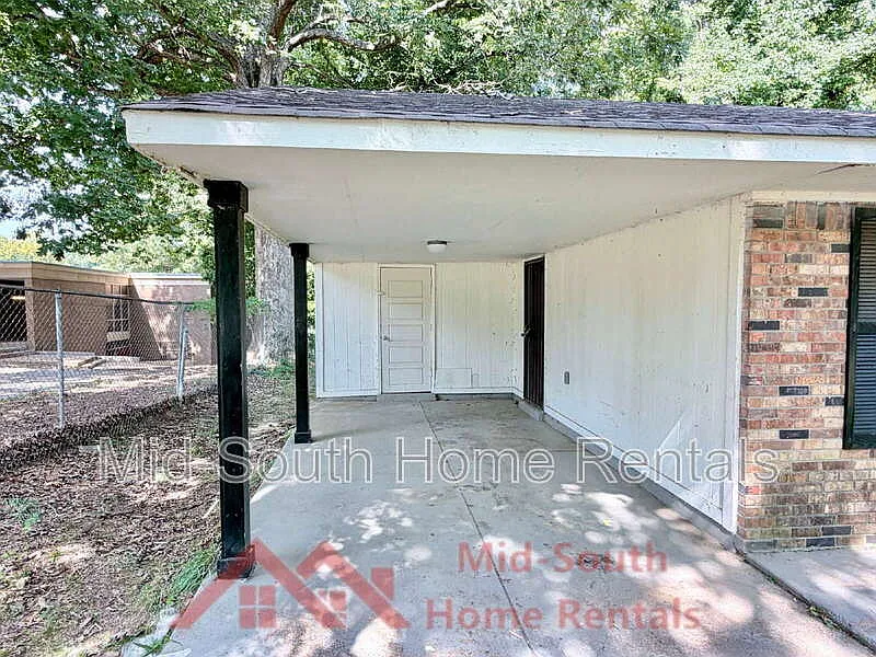 3 bed, 1.0 bath, 911 sqft, $970 — Photo 3