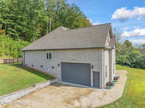 4th image of 3307 Greenway Dr
