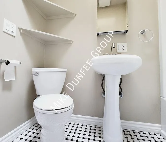 412 E 7th St #2 — Photo 10