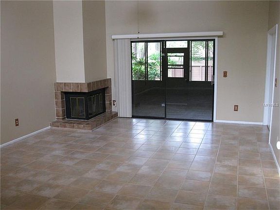 4th image of 589 Albany Pl