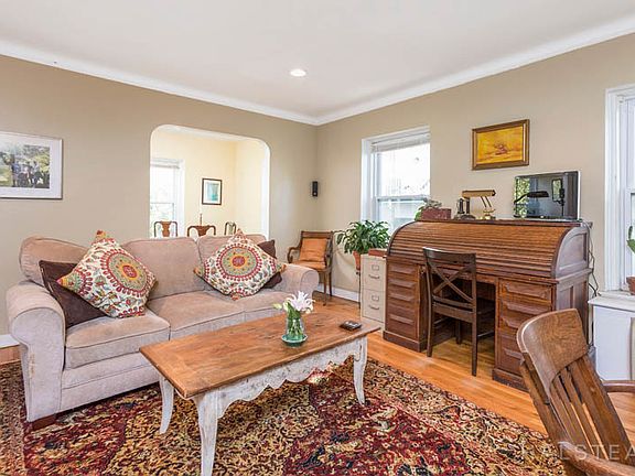 3rd image of 128 Woodside Grn APT 1B