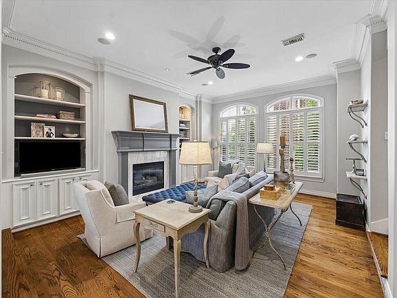 3rd image of 1315 Hyde Park Blvd
