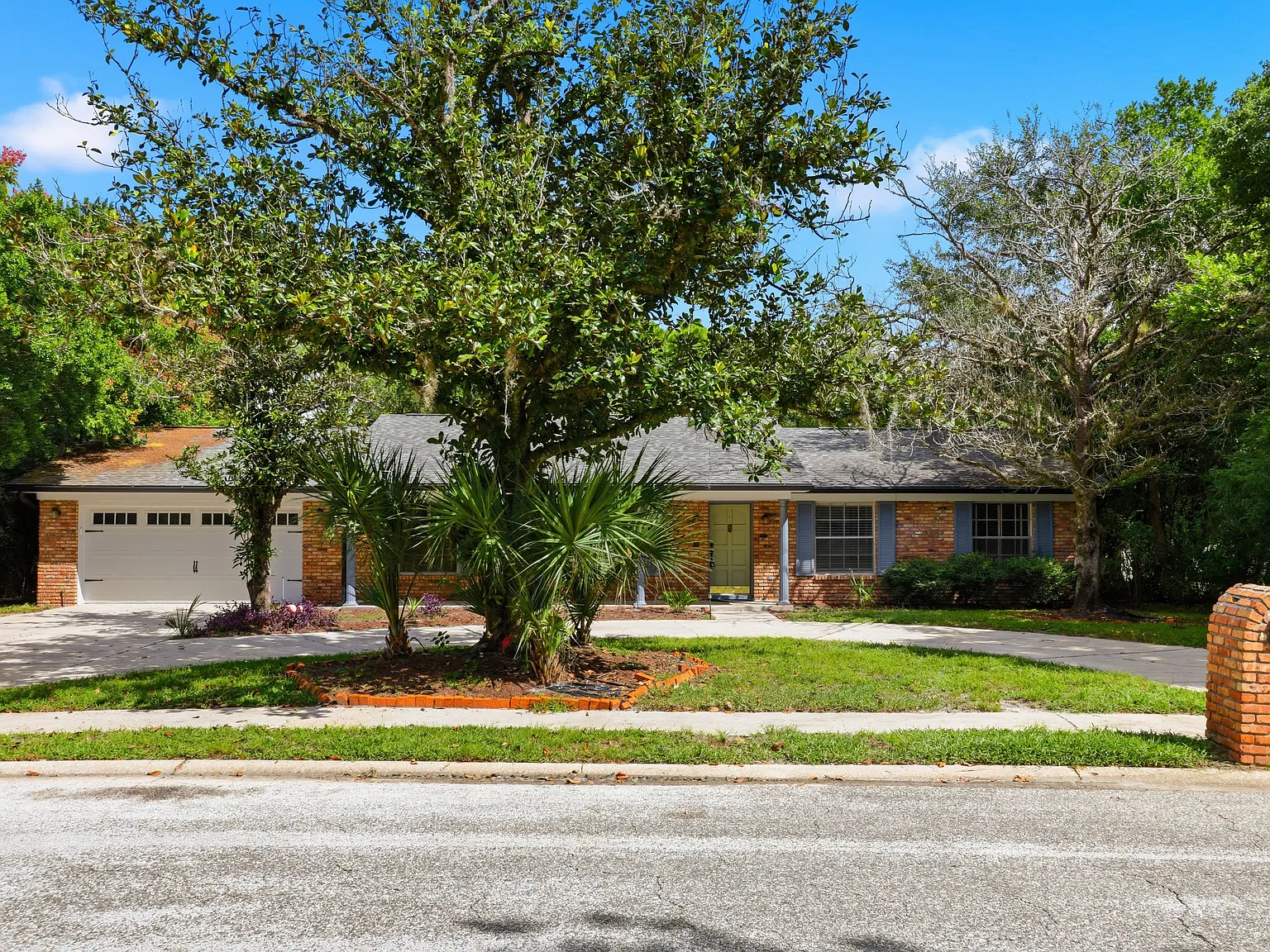 Beautiful 4 Bedroom 2 Bathroom with POOL — Photo 1