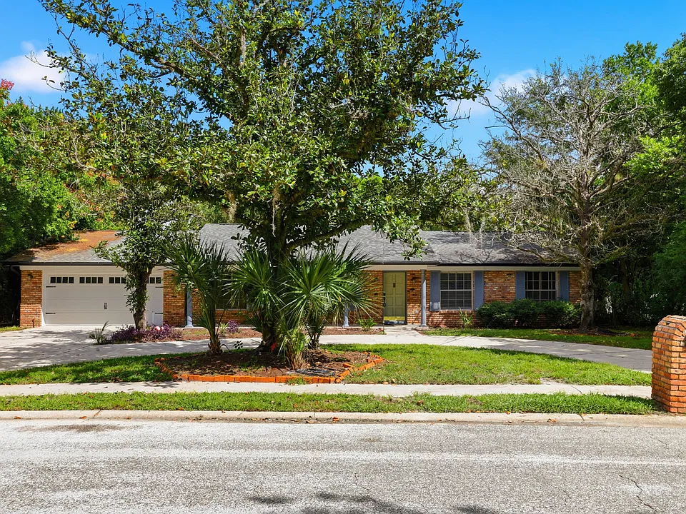 325 W Hornbeam Dr