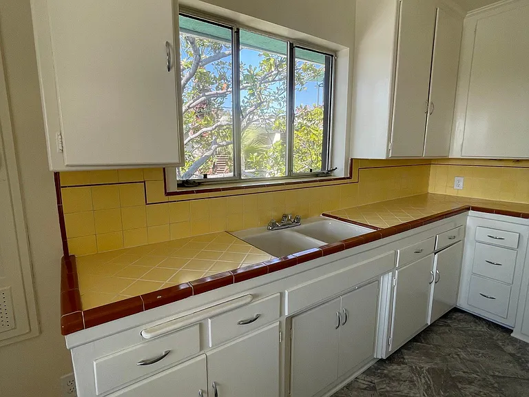 2232 N Beachwood Dr #14 — Photo 7