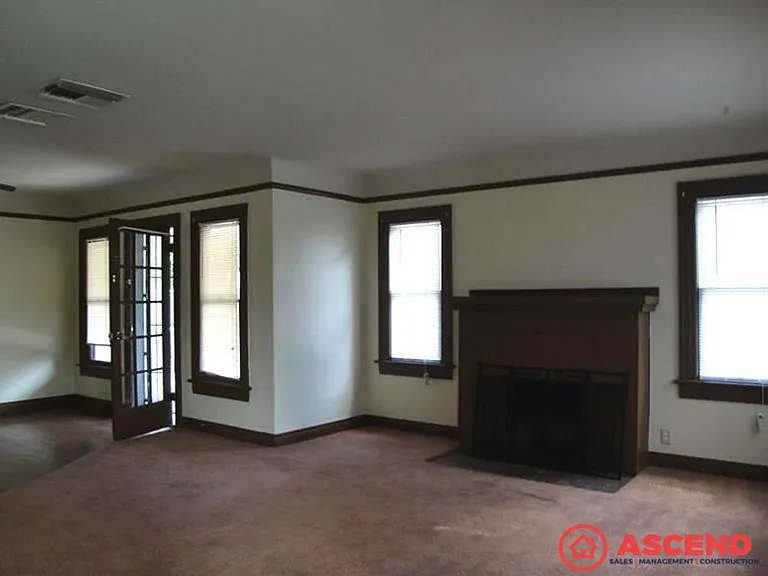 212 Lincoln St — Photo 2