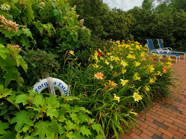 https://photos.zillowstatic.com/fp/fe0f38c272e586531ad255071db40421-p_e.webp