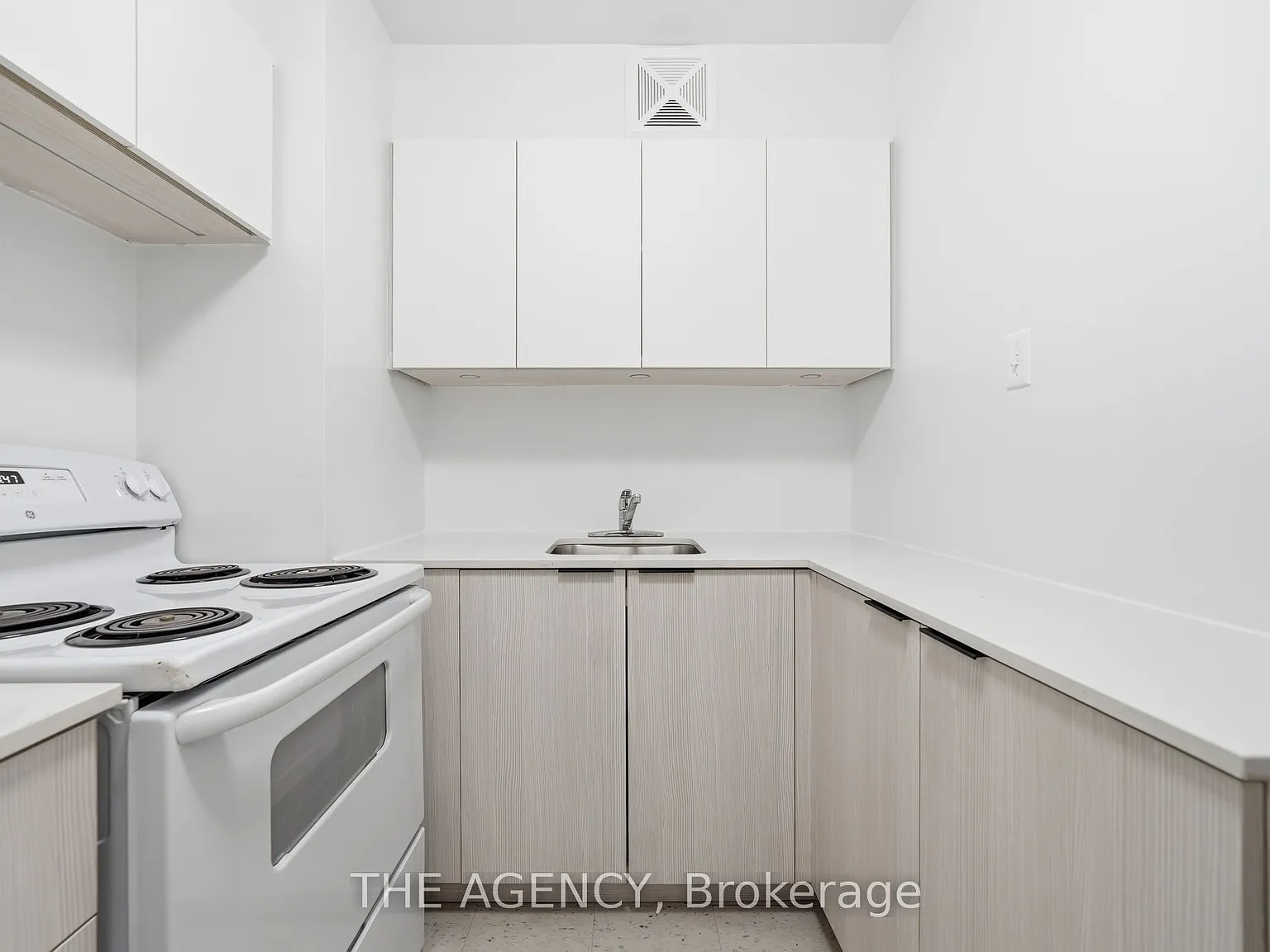 2350 Dundas St W — Photo 4