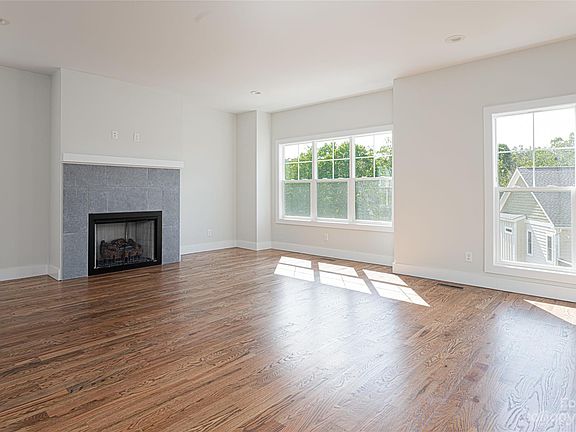 3rd image of 224 Oak Meadow Ln