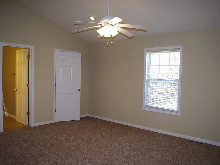 905 Hampton Ct — Photo 7