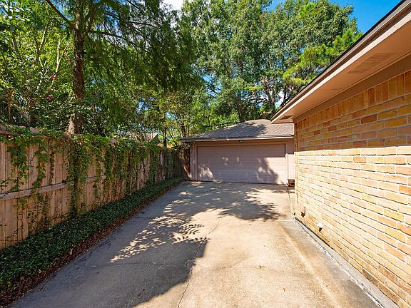 4th image of 16327 Heatherdale Dr