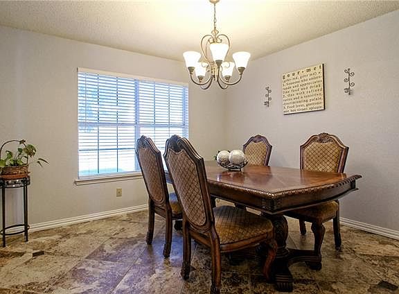 4th image of 1012 Peacock Dr