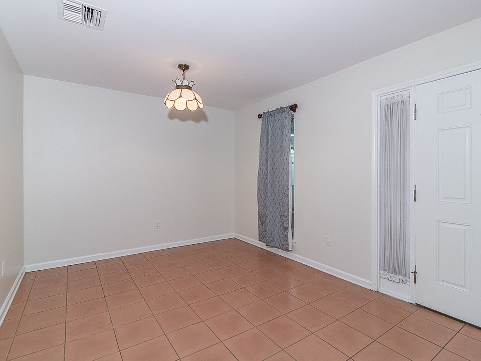 1st image of 207 Lowell Dr