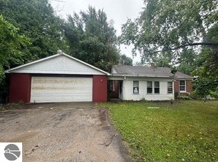 797 Eden Hill Rd, Beulah, MI 49617