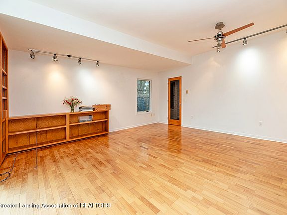 5th image of 855 Lantern Hill Dr