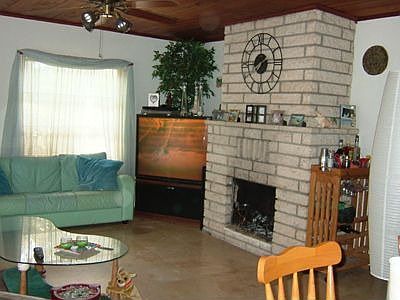 LIVING ROOM/FIREPLACE