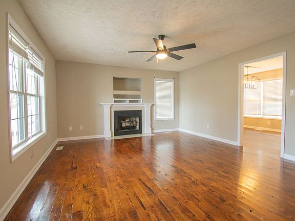 4th image of 3685 Pioneer Dr