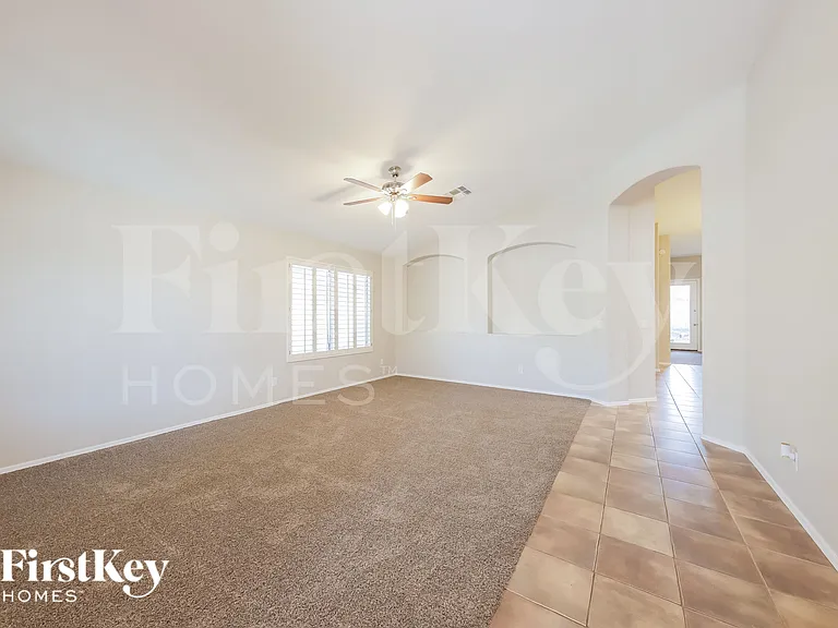 7834 W Robin Ln — Photo 2