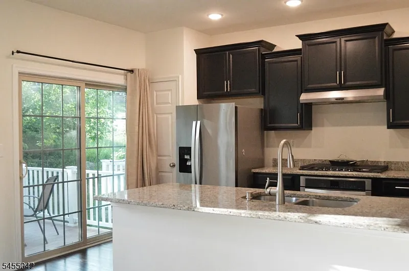 2 bed, 2.5 bath, 2100 sqft, $3,750 — Photo 3