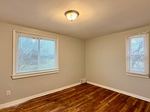 4th image of 16235 Cathedral St