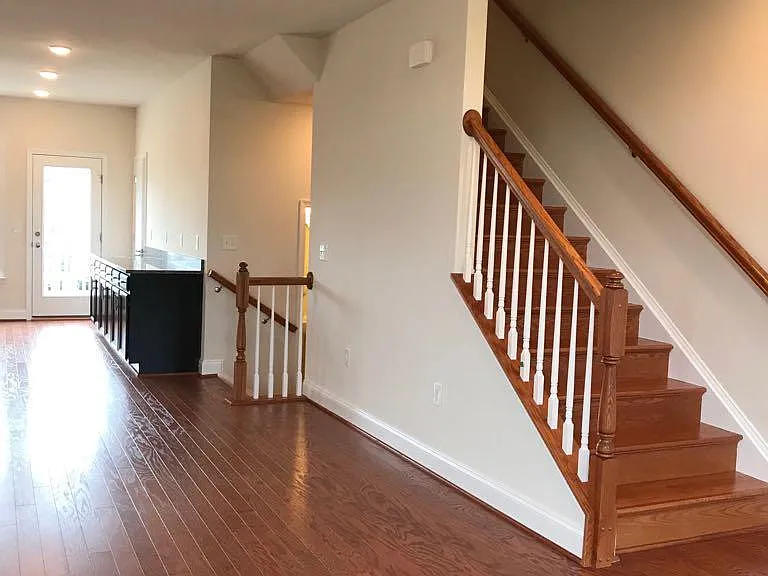 43219 Clarendon Sq — Photo 8