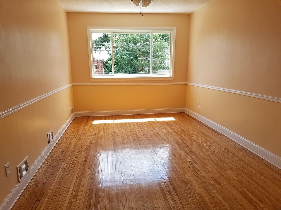 Master Bedroom Can fit a King Size bed set and more