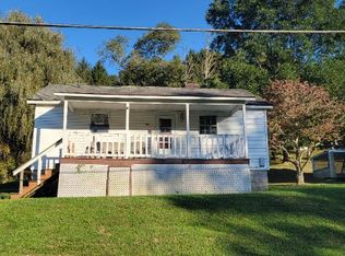 108 Chestnut St, Idamay, WV
