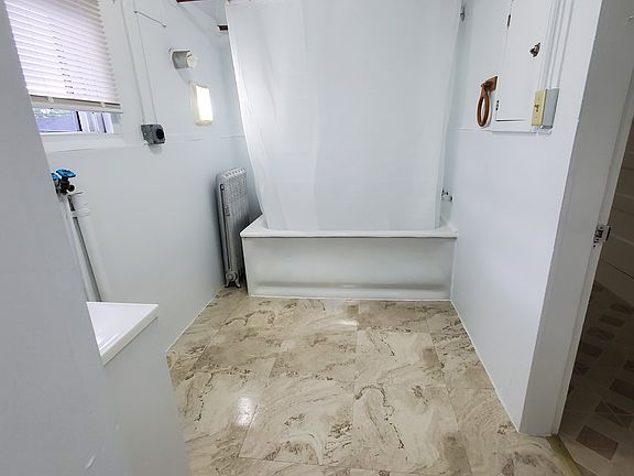 5th image of 78 1/2 Vine St #C