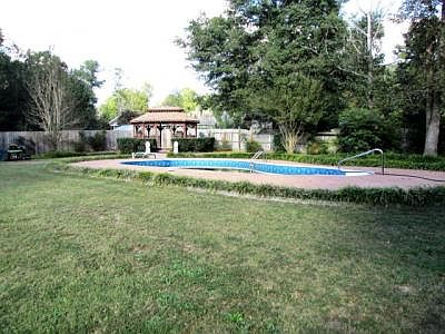 3rd image of 300 Lee Road 850